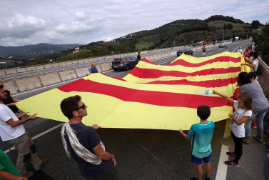 La huelga general convocada por CGT, IAC, COS e Intersindical-CSC en Cataluña ha arrancado con piquetes actuando en diversas ciudades y carreteras desde primera hora de este martes y está teniendo un seguimiento e impacto "muy elevado", según ha informado el sindicato CGT.