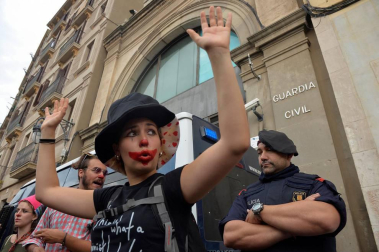 La huelga general convocada por CGT, IAC, COS e Intersindical-CSC en Cataluña ha arrancado con piquetes actuando en diversas ciudades y carreteras desde primera hora de este martes y está teniendo un seguimiento e impacto "muy elevado", según ha informado el sindicato CGT.
