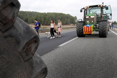 La huelga general convocada por CGT, IAC, COS e Intersindical-CSC en Cataluña ha arrancado con piquetes actuando en diversas ciudades y carreteras desde primera hora de este martes y está teniendo un seguimiento e impacto "muy elevado", según ha informado el sindicato CGT.