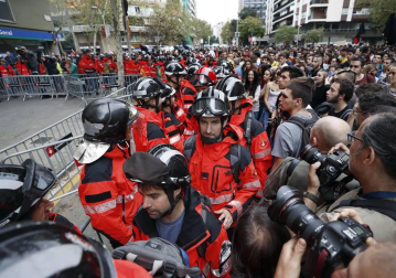 La huelga general convocada por CGT, IAC, COS e Intersindical-CSC en Cataluña ha arrancado con piquetes actuando en diversas ciudades y carreteras desde primera hora de este martes y está teniendo un seguimiento e impacto "muy elevado", según ha informado el sindicato CGT.