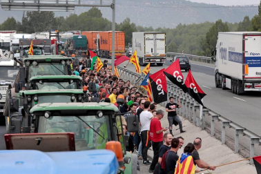 La huelga general convocada por CGT, IAC, COS e Intersindical-CSC en Cataluña ha arrancado con piquetes actuando en diversas ciudades y carreteras desde primera hora de este martes y está teniendo un seguimiento e impacto "muy elevado", según ha informado el sindicato CGT.