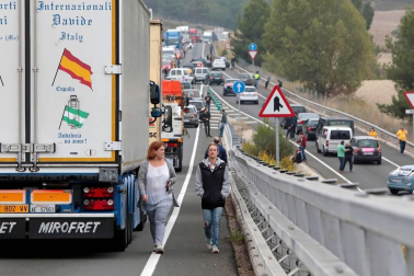 La huelga general convocada por CGT, IAC, COS e Intersindical-CSC en Cataluña ha arrancado con piquetes actuando en diversas ciudades y carreteras desde primera hora de este martes y está teniendo un seguimiento e impacto "muy elevado", según ha informado el sindicato CGT.