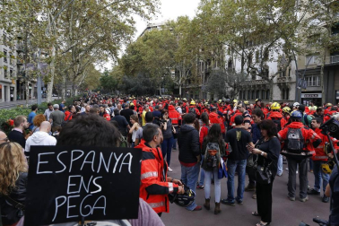 La huelga general convocada por CGT, IAC, COS e Intersindical-CSC en Cataluña ha arrancado con piquetes actuando en diversas ciudades y carreteras desde primera hora de este martes y está teniendo un seguimiento e impacto "muy elevado", según ha informado el sindicato CGT.