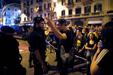 La huelga general convocada por CGT, IAC, COS e Intersindical-CSC en Cataluña ha arrancado con piquetes actuando en diversas ciudades y carreteras desde primera hora de este martes y está teniendo un seguimiento e impacto "muy elevado", según ha informado el sindicato CGT.