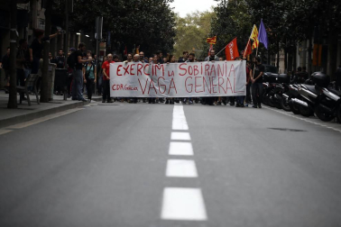 La huelga general convocada por CGT, IAC, COS e Intersindical-CSC en Cataluña ha arrancado con piquetes actuando en diversas ciudades y carreteras desde primera hora de este martes y está teniendo un seguimiento e impacto "muy elevado", según ha informado el sindicato CGT.