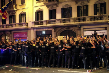 La huelga general convocada por CGT, IAC, COS e Intersindical-CSC en Cataluña ha arrancado con piquetes actuando en diversas ciudades y carreteras desde primera hora de este martes y está teniendo un seguimiento e impacto "muy elevado", según ha informado el sindicato CGT.