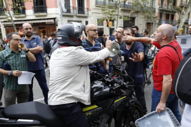 La huelga general convocada por CGT, IAC, COS e Intersindical-CSC en Cataluña ha arrancado con piquetes actuando en diversas ciudades y carreteras desde primera hora de este martes y está teniendo un seguimiento e impacto "muy elevado", según ha informado el sindicato CGT.