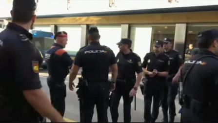 Mossos y policías nacionales se abrazan en Pineda (Barcelona)