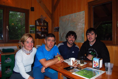 El sábado 30 de septiembre, la Federación Navarra de Deportes Aéreos echaba el cierre a la temporada de parapente con la tradicional Concentración de Belagua, que este año ha cumplido 28 ediciones. En torno a 150 personas se dieron cita en el rincón de Belagua para compartir una jornada festiva que se inició con un exquisito almuerzo y culminó en Isaba, con la cena fin de temporada en la que se repartieron los premios a los mejores en la Liga Norte y Campeonato Navarro.