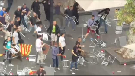 Violentos incidentes entre ultras en Barcelona