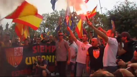 Grupos de ultraderecha queman esteladas en una manifestación en Barcelona