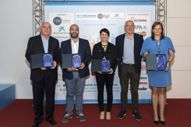 El proyecto 'Reto solidario Fundación Diario de Navarra-Obra Social “la Caixa”' puso el broche de oro el 6 de octubre para celebrar su éxito. Más de sesenta representantes de ayuntamientos, empresas y organizaciones sociales compartieron su alegría por haber superado con creces el reto planteado: sumar más de 640.647 kilómetros, uno por cada navarra y navarro. Al haberse conseguido esta cifra se activan importantes donaciones para los proyectos de 31 colectivos y organizaciones sociales.