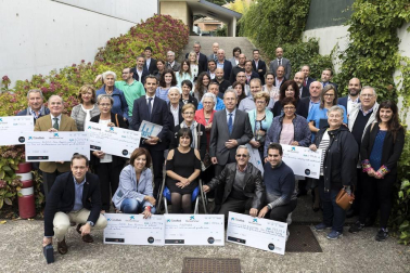 El proyecto 'Reto solidario Fundación Diario de Navarra-Obra Social “la Caixa”' puso el broche de oro el 6 de octubre para celebrar su éxito. Más de sesenta representantes de ayuntamientos, empresas y organizaciones sociales compartieron su alegría por haber superado con creces el reto planteado: sumar más de 640.647 kilómetros, uno por cada navarra y navarro. Al haberse conseguido esta cifra se activan importantes donaciones para los proyectos de 31 colectivos y organizaciones sociales.