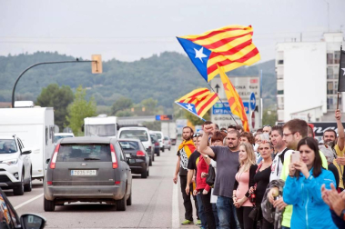 La huelga general convocada por CGT, IAC, COS e Intersindical-CSC en Cataluña ha arrancado con piquetes actuando en diversas ciudades y carreteras desde primera hora de este martes y está teniendo un seguimiento e impacto "muy elevado", según ha informado el sindicato CGT.