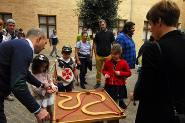 Este pasado domingo, 15 de octubre, se celebró en Marcilla la sexta edición de su Fiesta Medieval y su feria de ganado bovino exótico. Según el Ayuntamiento de la localidad, esta recibió más visitantes que nunca