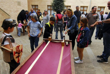 Este pasado domingo, 15 de octubre, se celebró en Marcilla la sexta edición de su Fiesta Medieval y su feria de ganado bovino exótico. Según el Ayuntamiento de la localidad, esta recibió más visitantes que nunca
