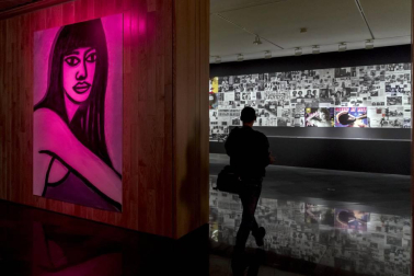 El diseñador gráfico trajo su obra a Pamplona, al centro de la Universidad de Navarra.