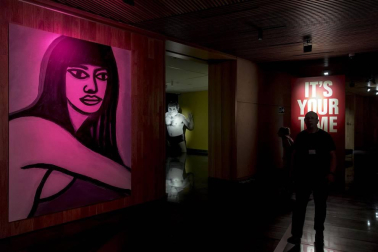 El diseñador gráfico trajo su obra a Pamplona, al centro de la Universidad de Navarra.