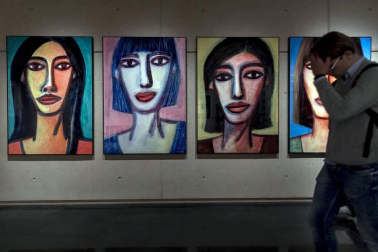 El diseñador gráfico trajo su obra a Pamplona, al centro de la Universidad de Navarra.
