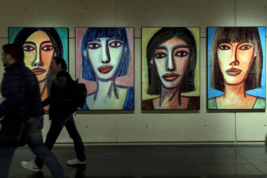 El diseñador gráfico trajo su obra a Pamplona, al centro de la Universidad de Navarra.