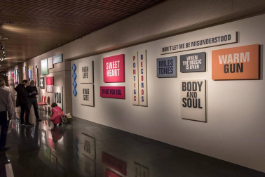 El diseñador gráfico trajo su obra a Pamplona, al centro de la Universidad de Navarra.