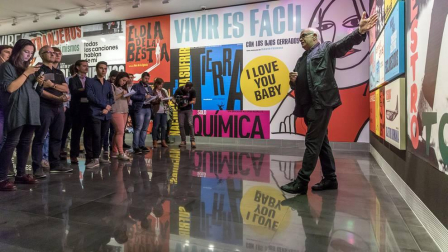 El diseñador gráfico trajo su obra a Pamplona, al centro de la Universidad de Navarra.