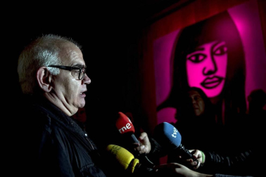 El diseñador gráfico trajo su obra a Pamplona, al centro de la Universidad de Navarra.