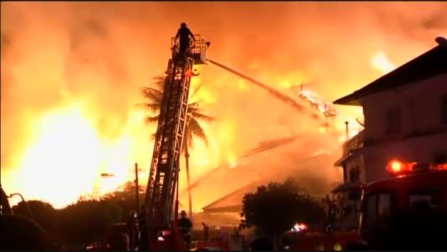 Espectacular incendio en un hotel turístico en Myanmar