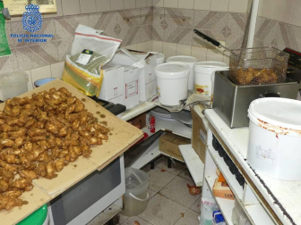 Agentes de la Policía Nacional han detenido a tres trabajadores de un Kebab de Pamplona por la intoxicación de dos clientes con un producto raticida. Los arrestados, de origen paquistaní, están acusados de un delito contra la salud pública y otro de lesiones.