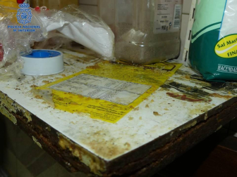Agentes de la Policía Nacional han detenido a tres trabajadores de un Kebab de Pamplona por la intoxicación de dos clientes con un producto raticida. Los arrestados, de origen paquistaní, están acusados de un delito contra la salud pública y otro de lesiones.