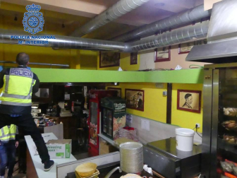 Agentes de la Policía Nacional han detenido a tres trabajadores de un Kebab de Pamplona por la intoxicación de dos clientes con un producto raticida. Los arrestados, de origen paquistaní, están acusados de un delito contra la salud pública y otro de lesiones.