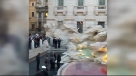 Un activista tiñe de rojo el agua de la Fontana de Trevi