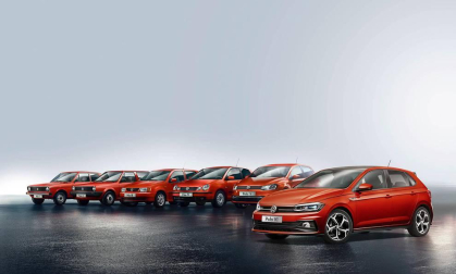 La marca alemana de automóviles Volkswagen ha iniciado la comercialización de la sexta generación de su modelo Polo, fabricado en la planta de Landaben, y que se comercializa de serie con cuatro puertas y con el sistema Front Assit con asistente de frenada de emergencia en ciudad y detección de peatones.