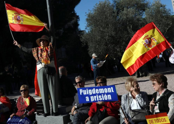 Miles de personas han llenado la plaza de Colón