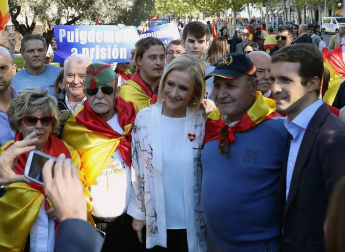 Miles de personas han llenado la plaza de Colón