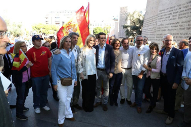 Miles de personas han llenado la plaza de Colón