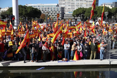 Miles de personas han llenado la plaza de Colón