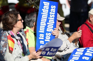 Miles de personas han llenado la plaza de Colón