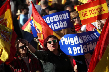 Miles de personas han llenado la plaza de Colón