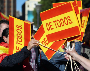 Miles de personas han llenado la plaza de Colón