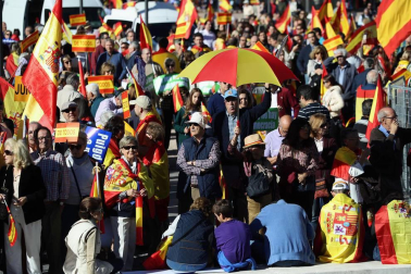 Miles de personas han llenado la plaza de Colón