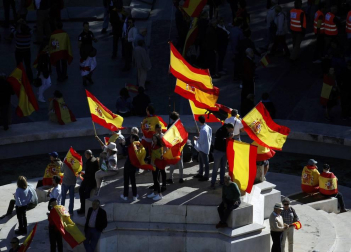 Miles de personas han llenado la plaza de Colón
