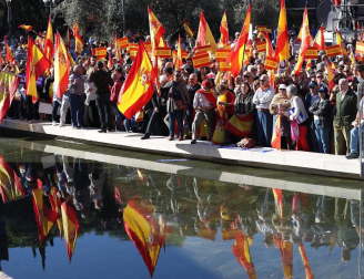 Miles de personas han llenado la plaza de Colón