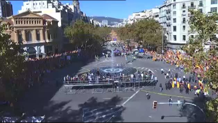 Banderas de España inundan las calles de Barcelona