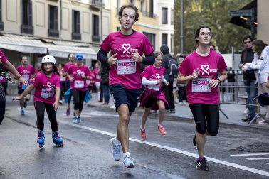 Imágenes de la Carrera contra el cáncer de mama, celebrada este domingo en Pamplona.