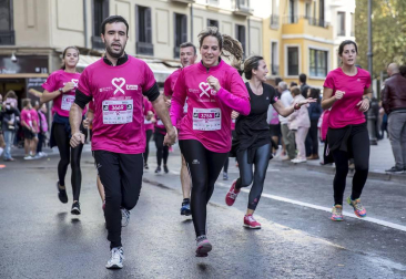 Imágenes de la Carrera contra el cáncer de mama, celebrada este domingo en Pamplona.