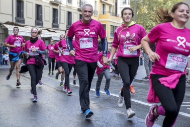 Imágenes de la Carrera contra el cáncer de mama, celebrada este domingo en Pamplona.