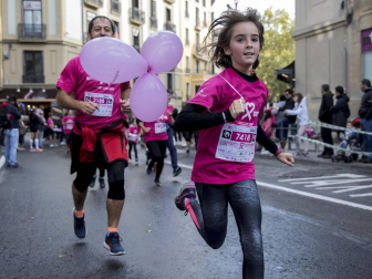 Imágenes de la Carrera contra el cáncer de mama, celebrada este domingo en Pamplona.