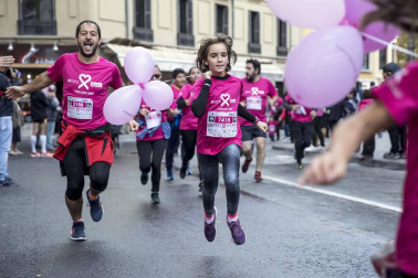 Imágenes de la Carrera contra el cáncer de mama, celebrada este domingo en Pamplona.