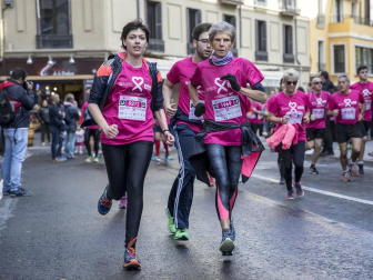 Imágenes de la Carrera contra el cáncer de mama, celebrada este domingo en Pamplona.